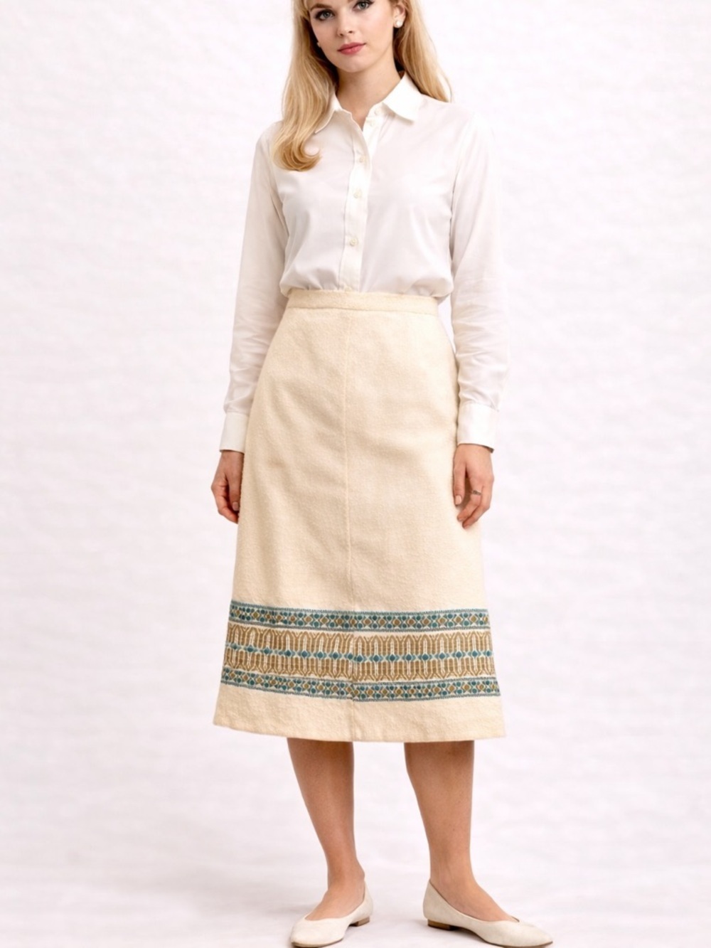 1970s Vintage Wool Skirt Embroidered Hem Lined Size Small Cream and Blue